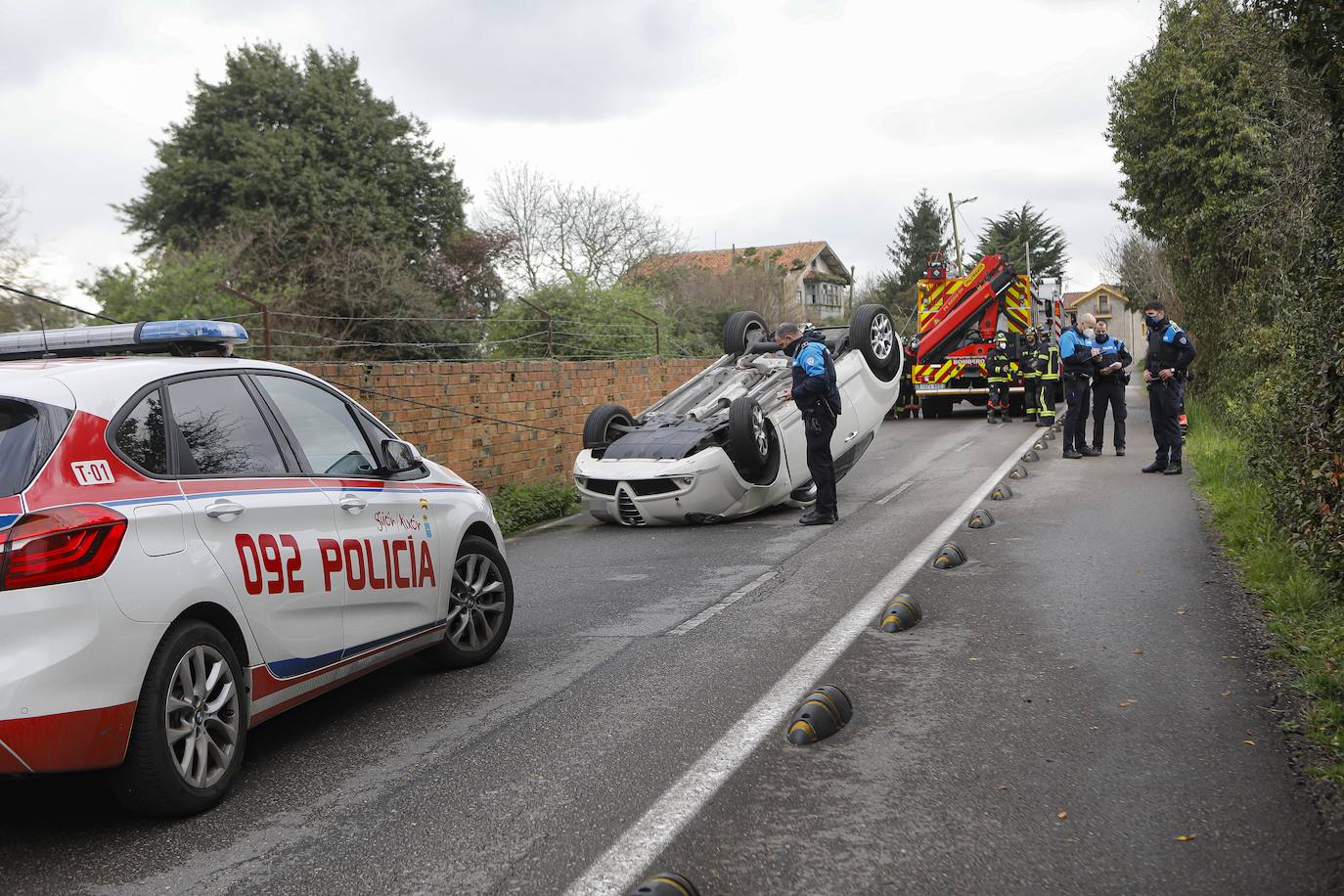 Fotos Vuelca un coche en la carretera del Obispo Gijón El Comercio